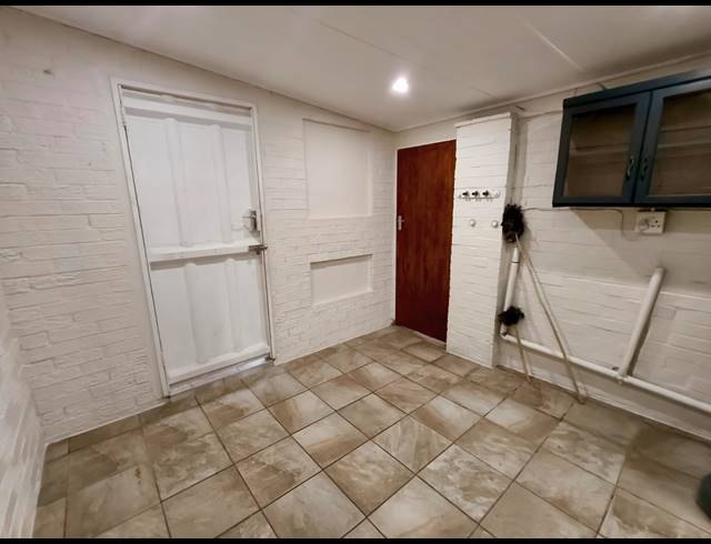 2 BEDROOM APARTMENT TO LET IN THREE RIVERS PROPER